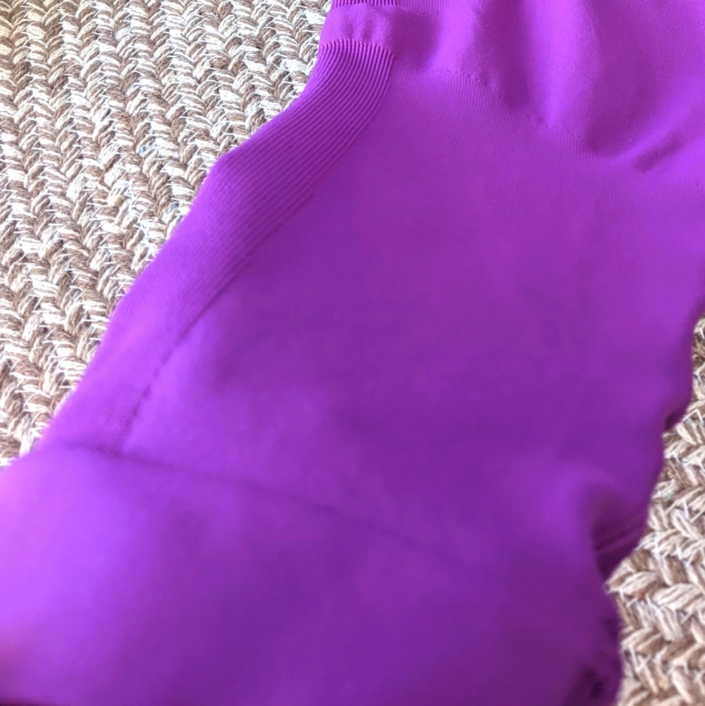 Lululemon Zone In Crop- Size 4 or 6 - *flaws* - Picture 15 of 16